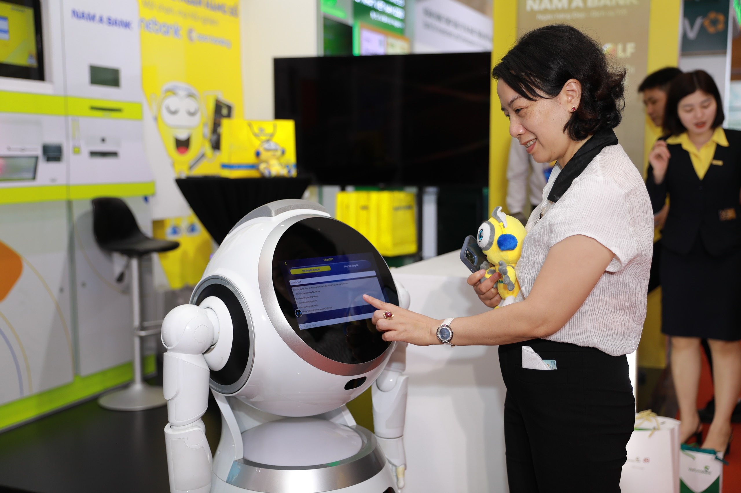 Khách tham quan thích thú trước Robot OPBA – được tích hợp công nghệ AI