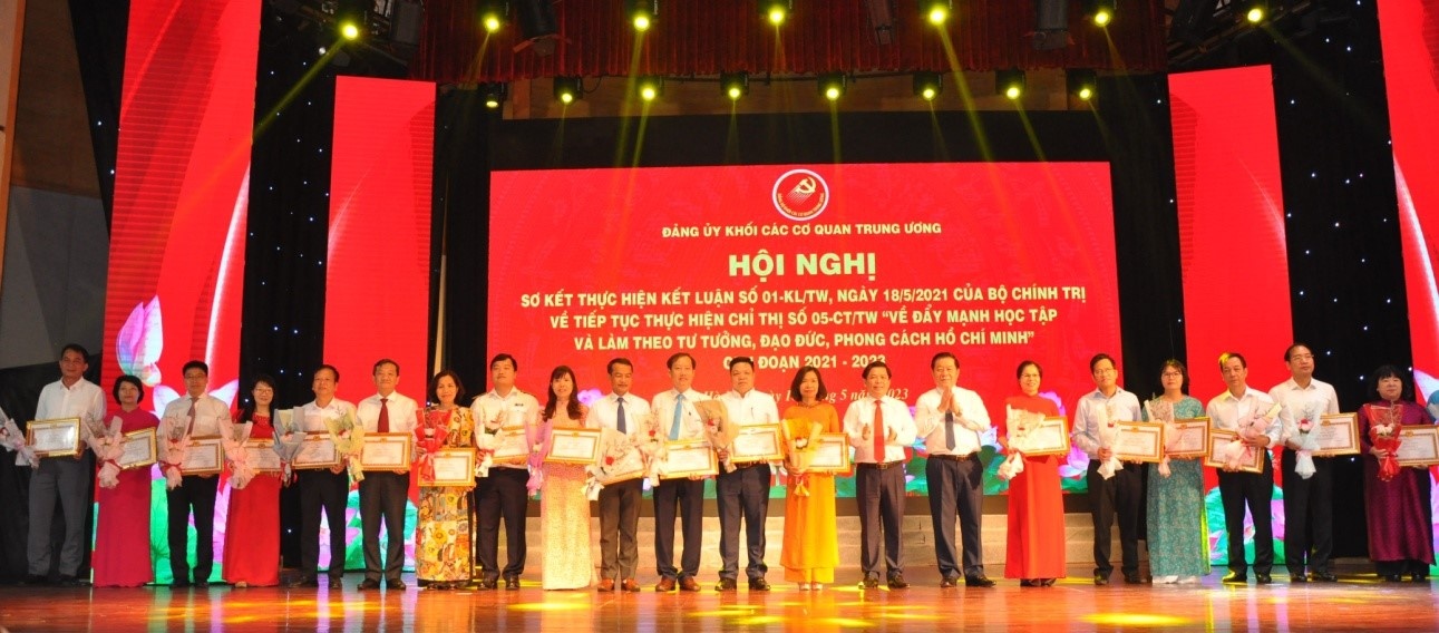 Các tập thể có thành tích xuất sắc trong học tập và làm theo tư tưởng đạo đức, phong cách Hồ Chí Minh giai đoạn 2021-2023 được trao bằng khen tại Hội nghị.