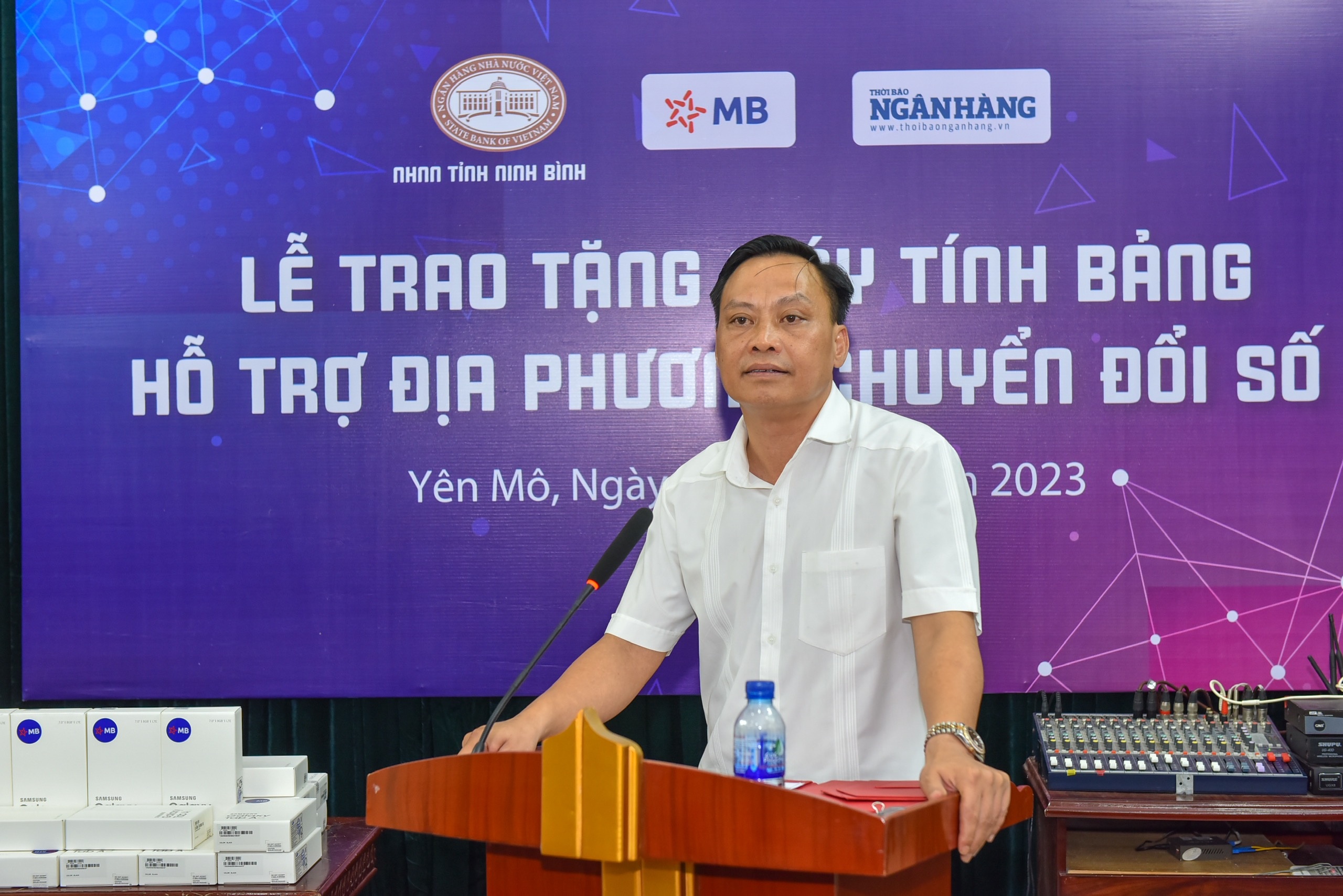 Trao tặng quà hỗ trợ thực hiện công tác chuyển đổi số tại tỉnh Ninh Bình