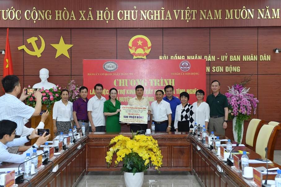 Đoàn Công tác tiếp tục trao tặng máy tính và nhà tình nghĩa cho người có công cho đại diện huyện Sơn Động