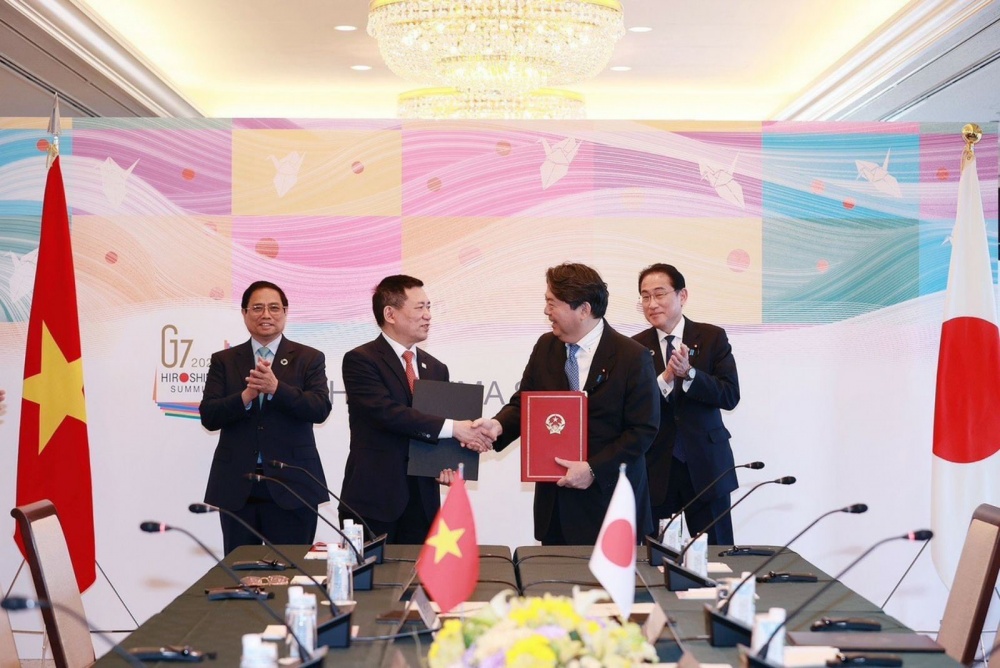 Bộ trưởng Bộ Tài chính Việt Nam Hồ Đức Phớc và Bộ trưởng Bộ Ngoại giao Nhật Bản Hayashi Yoshimasa ký kết các văn kiện hợp tác dưới sự chứng kiến của Thủ tướng Phạm Minh Chính và Thủ tướng Kishida Fumio