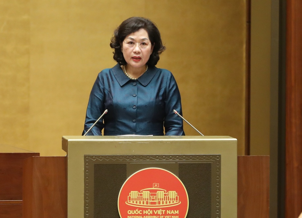 Thống đốc NHNN Nguyễn Thị Hồng trình bày tờ trình trước QUốc hội trình