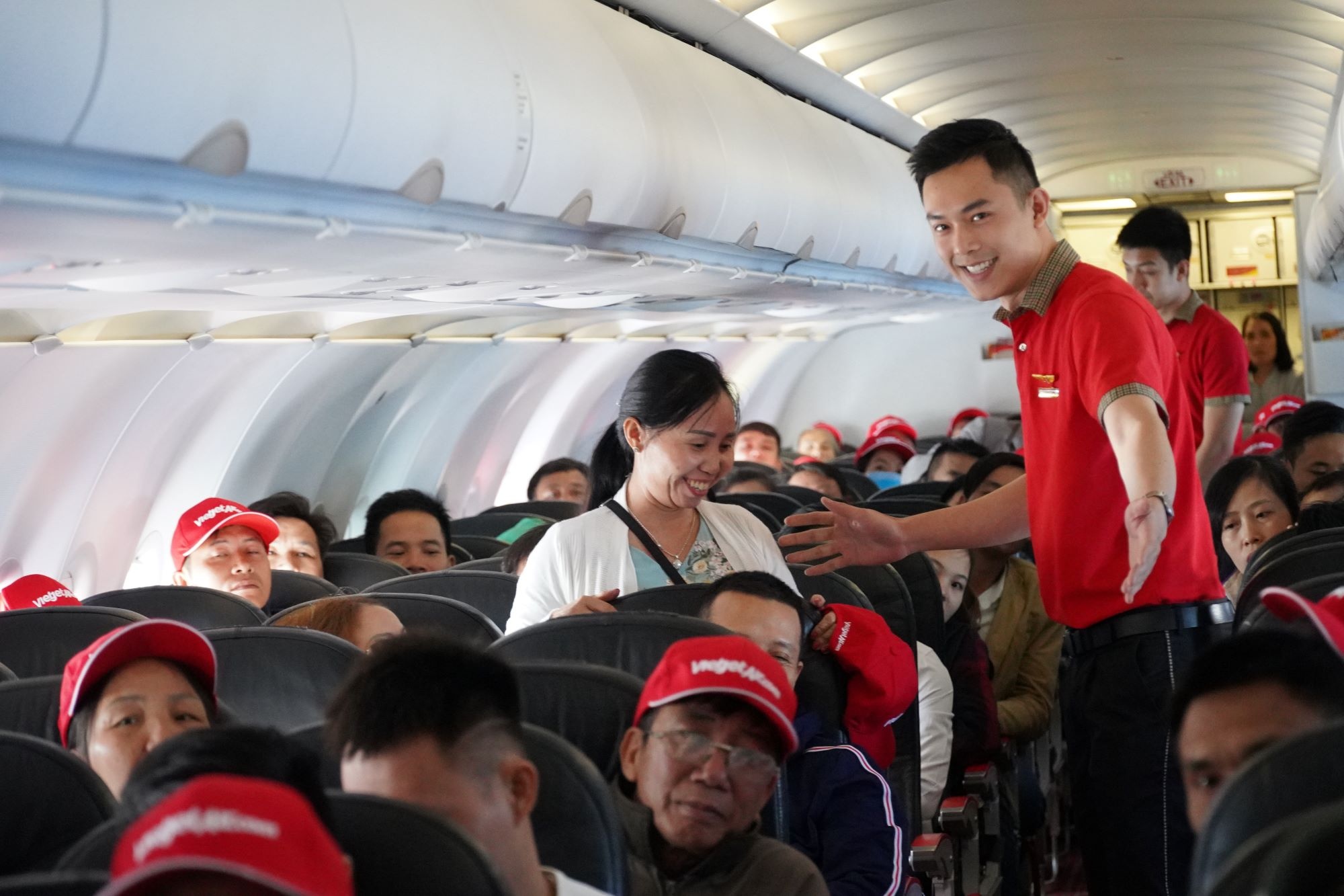 https://cdn.thoibaonganhang.vn/stores/news_dataimages/2023/052023/22/18/vj-cabin-crews20230522182245.jpg