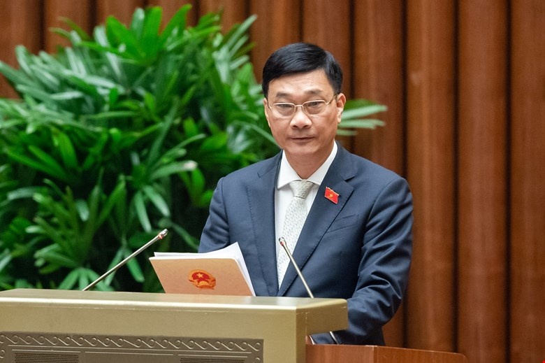 Chủ nhiệm Ủy ban Kinh tế của Quốc hội Vũ Hồng Thanh trình bày báo cáo thẩm tra trước Quốc hội