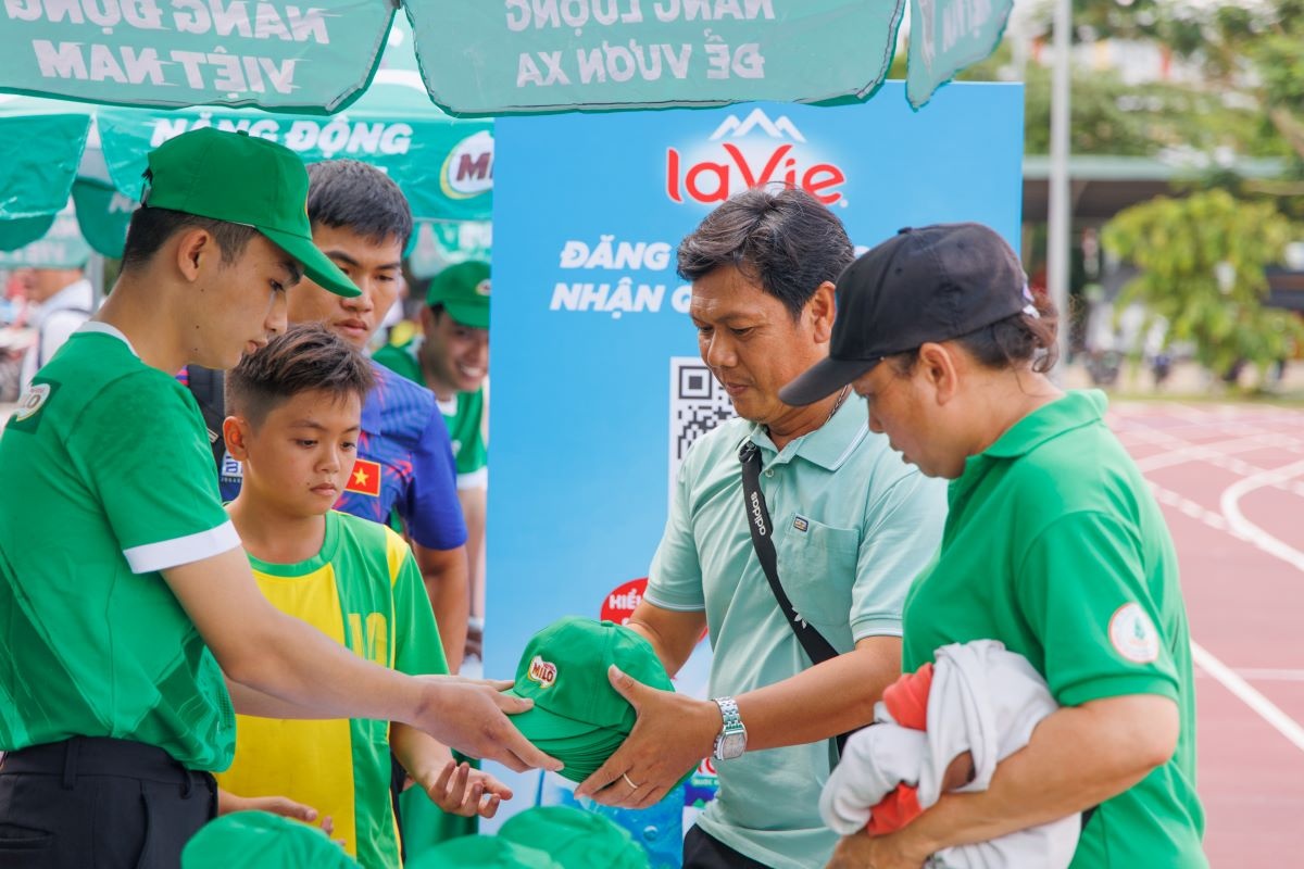 Nhằm mang đến sân chơi thể thao đa dạng và rèn luyện ý chí bền bỉ cho các em học sinh, Nestlé MILO đã hỗ trợ 40 bộ khung thành, 10.000 trái bóng, 24.000 bộ đồng phục thi đấu đã được Nestlé MILO trao tặng cho nhiều trường