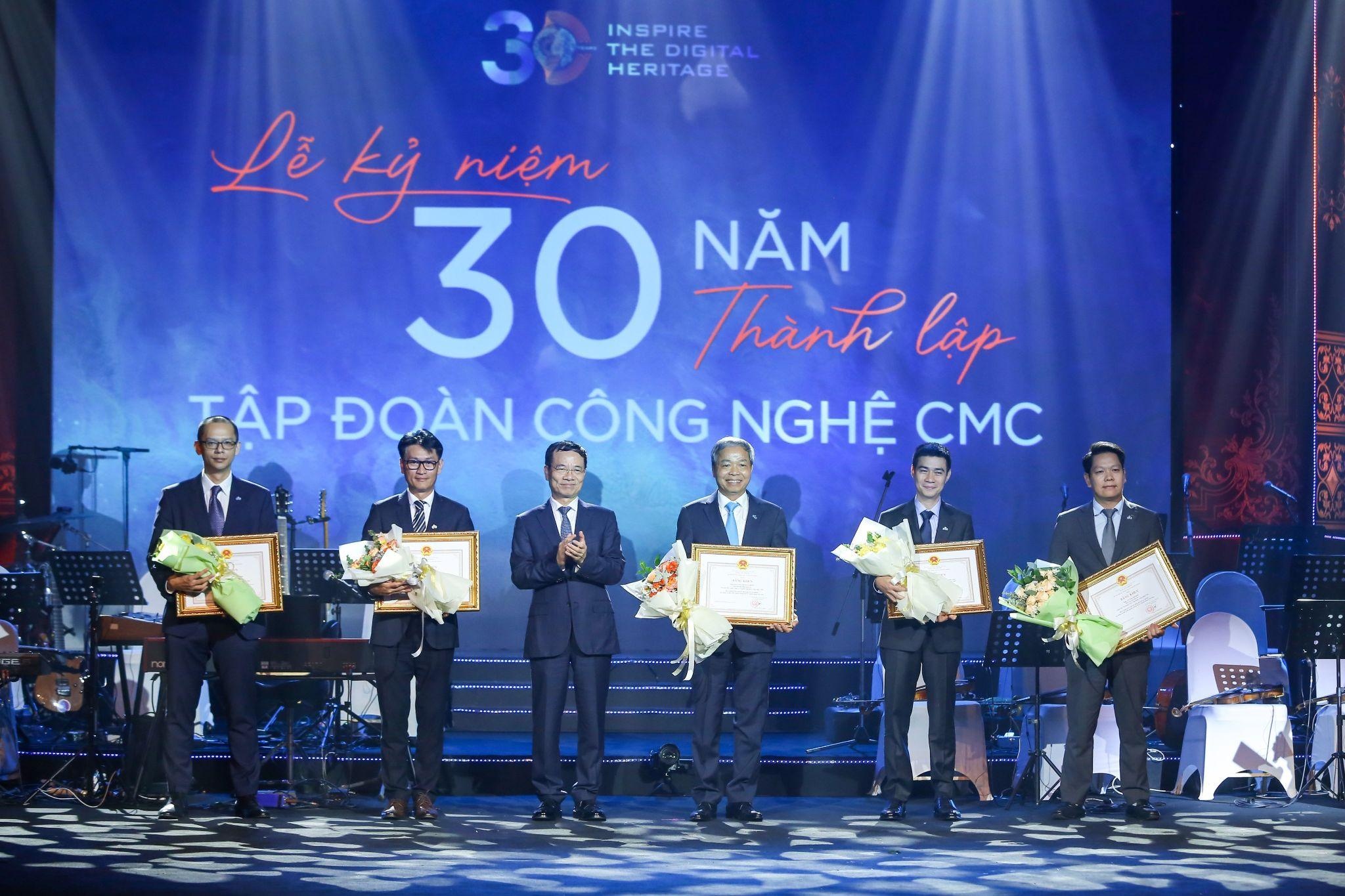 Ông Đặng Ngọc Bảo, TGĐ CMC Global (người đầu tiên bên trái) vinh dự nhận Bằng khen của Bộ trưởng Bộ TTTT nhân kỉ niệm 30 năm thành lập Tập đoàn Công nghệ CMC