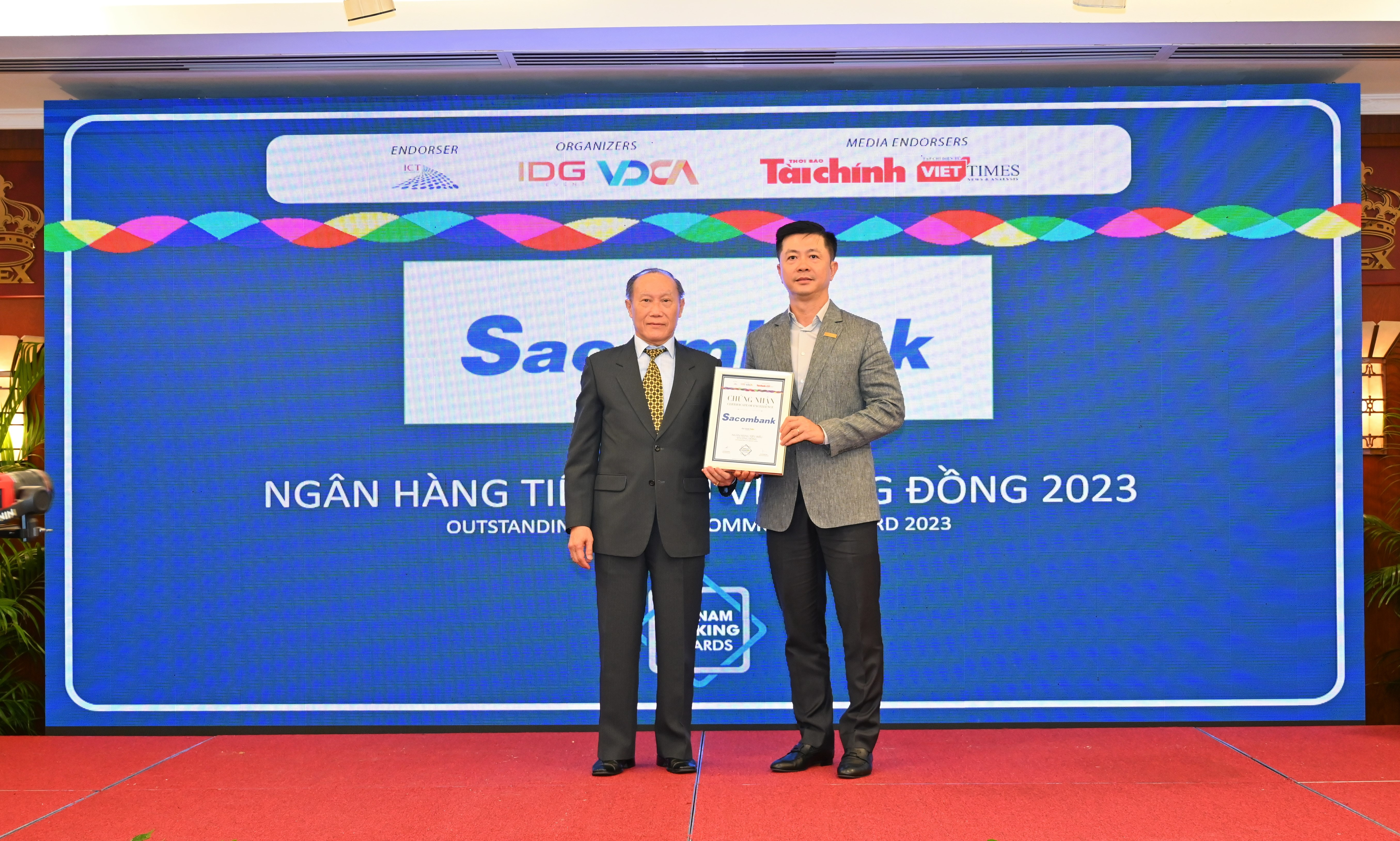 Đại diện Sacombank, ông Nguyễn Minh Tâm – Phó Tổng giám đốc (bên phải) nhận giải thưởng “Ngân hàng bán lẻ tiêu biểu” và “Ngân hàng tiêu biểu vì cộng đồng”.