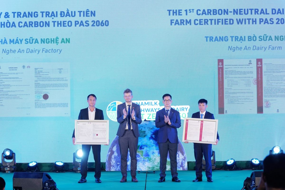 Đại diện các tổ chức quốc tế trao chứng nhận trung hòa carbon cho lãnh đạo nhà máy sữa và trang trại của Vinamilk tại Nghệ An