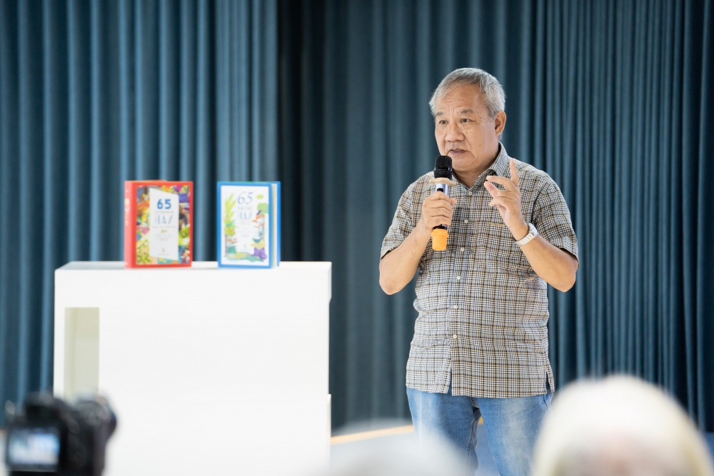 Nhà văn Trần Đức Tiến trong một lần giao lưu về văn học thiếu nhi tại Hà Nội