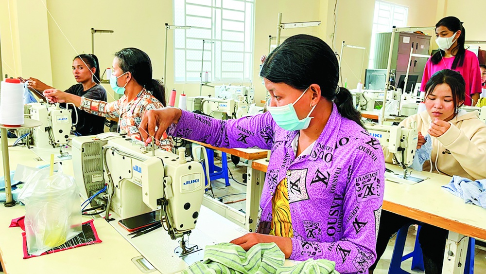 Dạy nghề may công nghiệp cho phụ nữ DTTS Khmer ở huyện Tri Tôn