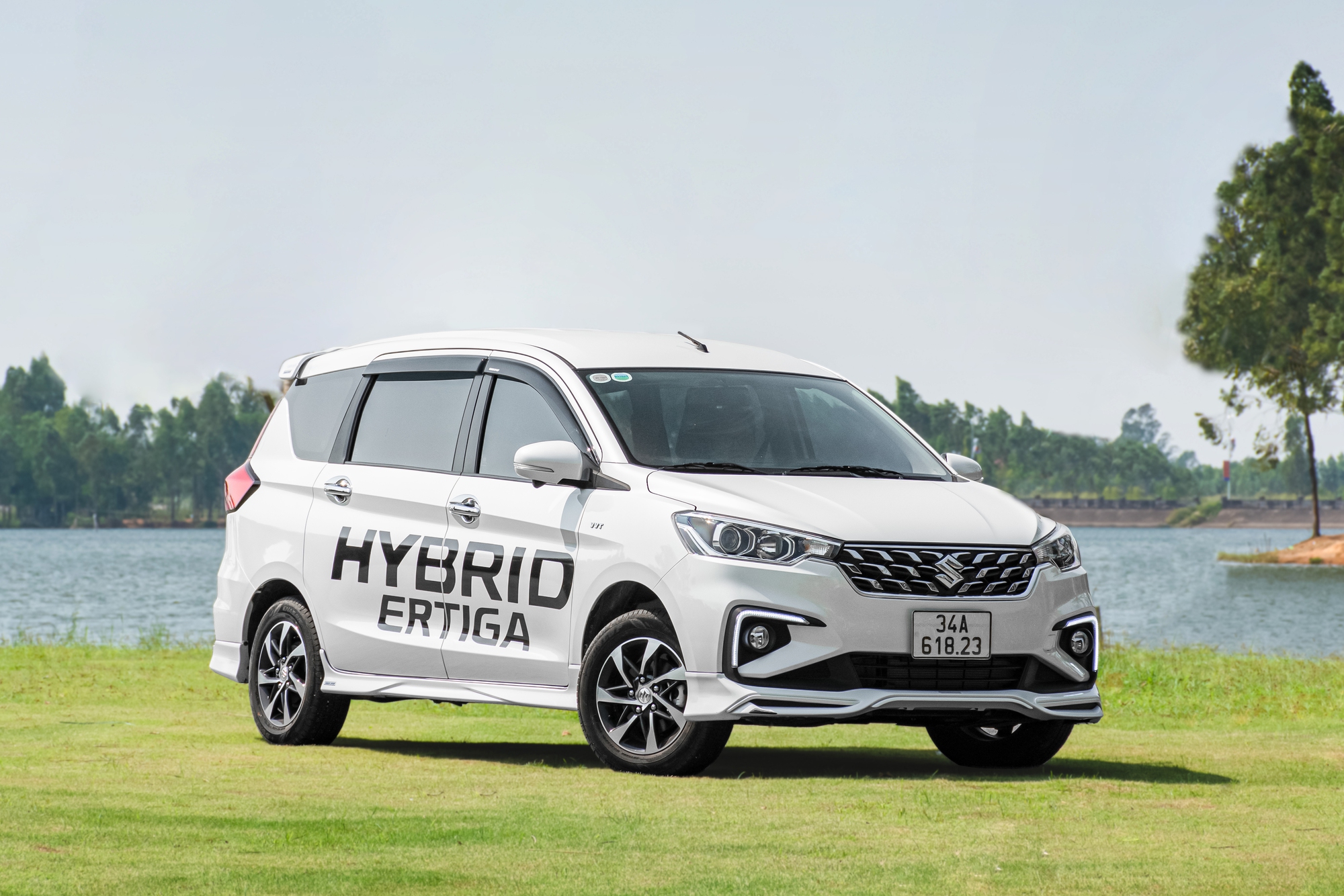 Suzuki Ertiga hybrid giảm giá đến 60 triệu đồng