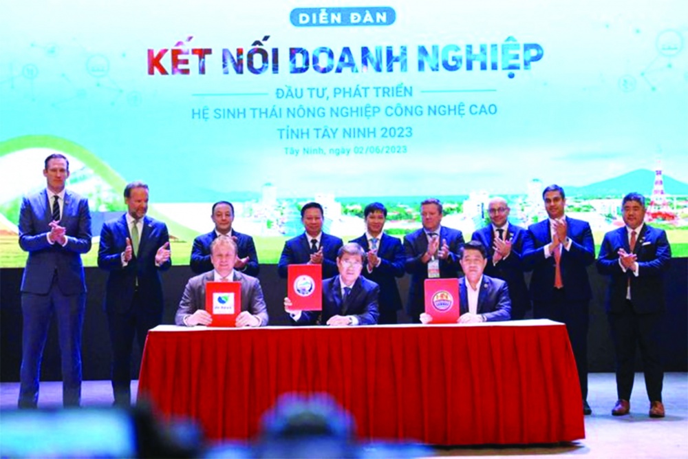 Tập đoàn De Heus (Hà Lan) và Tập đoàn Hùng Nhơn ký biên bản ghi nhớ hợp tác với UBND tỉnh Tây Ninh tại Diễn đàn