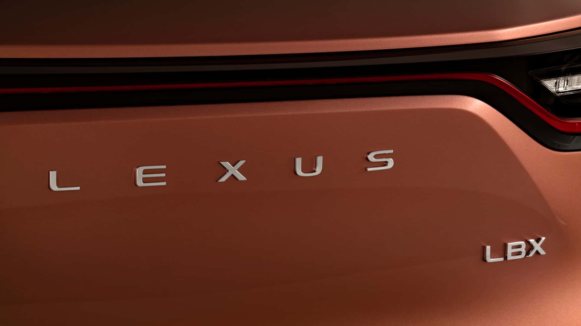 Lexus ra mắt SUV cỡ nhỏ LBX