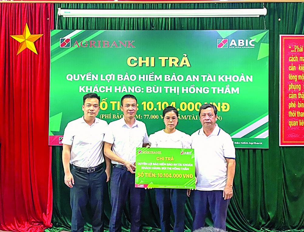 ABIC Hà Nội chi trả quyền lợi cho khách hàng Bùi Thị Hồng Thắm
