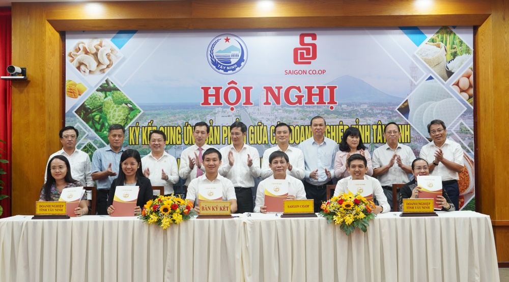 Các doanh nghiệp ký kết biên bản ghi nhớ hợp tác về tiêu thụ các sản phẩm của Tây Ninh với Saigon Co.op
