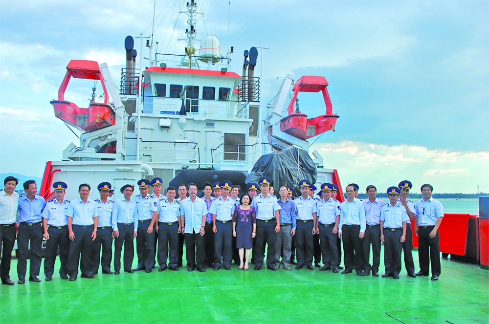 Cán bộ, nhân viên ngành Ngân hàng TP. Đà Nẵng đến thăm và giao lưu cán bộ cảnh sát Vùng Cảnh sát biển 2
