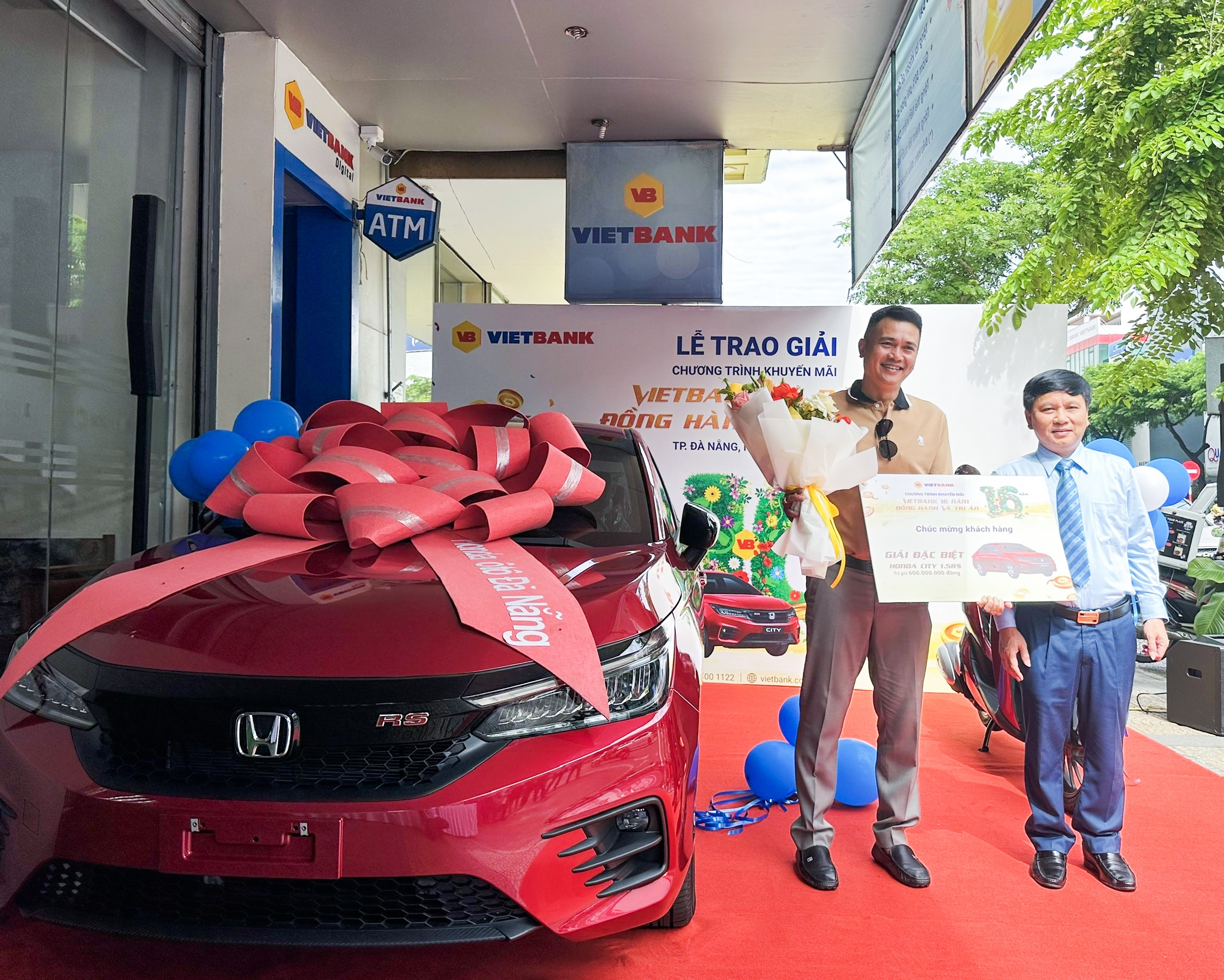 Khách hàng Ngô Ngọc Bình - giao dịch tại Vietbank Đà Nẵng nhận thưởng giải đặc biệt là xe ô tô Honda City 1.5GS của chương trình