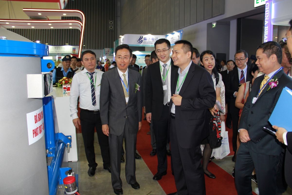 Các đại biểu tham quan gian hàng tại Hội chợ Triển lãm Quốc tế Công nghiệp Việt Nam 2019