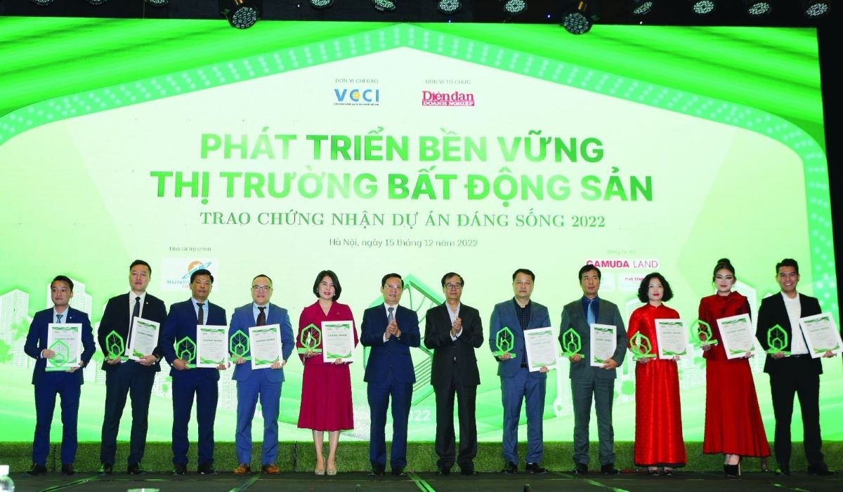 Ban tổ chức chương trình bình chọn “Dự án đáng sống” trao giấy Chứng nhận cho các dự án