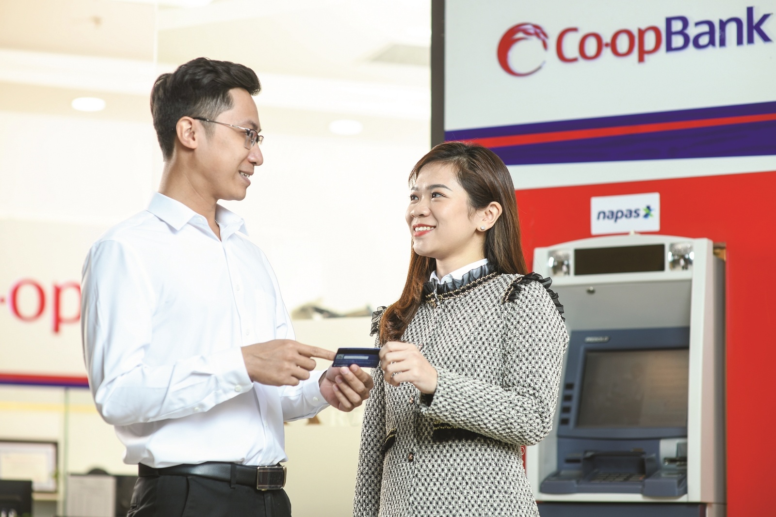 “Chi tiêu thông minh cùng thẻ Chip Co-opBank Napas”. (Ảnh minh họa) “Chi tiêu thông minh cùng thẻ Chip Co-opBank Napas”. (Ảnh minh họa)