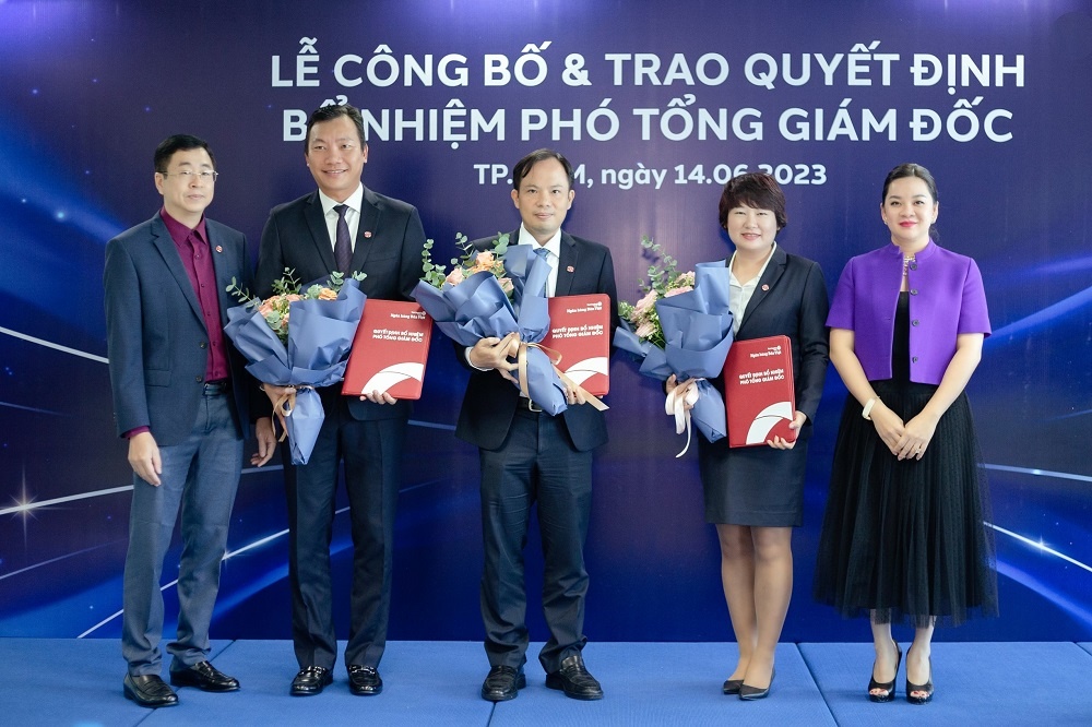Bà Nguyễn Thanh Phượng, phó chủ tịch Hội đồng quản trị BVBank (ảnh bìa trái) trao quyết định bổ nhiệm đến 3 Phó tổng giám đốc