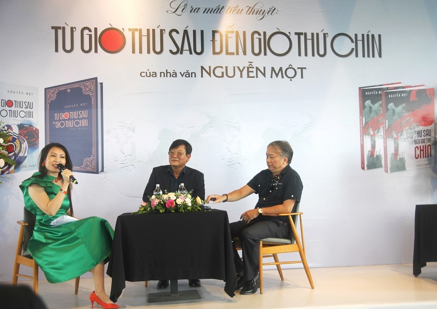 Nhà văn Nguyễn Một (giữa) cùng nhà báo Yên Ba, nhà văn Di Li trong buổi ra mắt tiểu thuyết “Từ giờ thứ sáu đến giờ thứ chín”.
