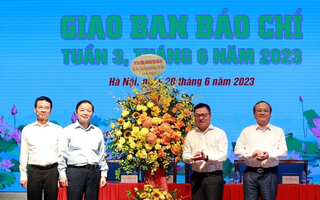 Phó Thủ tướng Trần Hồng Hà, Bộ trưởng Bộ TT&TT Nguyễn Mạnh Hùng tặng hoa chúc mừng Hội Nhà báo Việt Nam, đội ngũ người làm báo cả nước