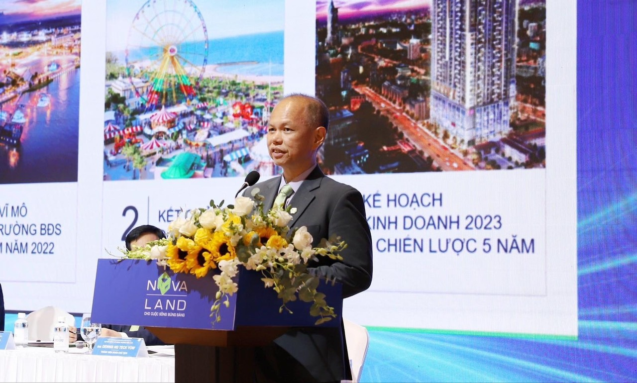 Ông Dennis Ng Teck Yow, Tổng giám đốc Novaland trình bày báo cáo Ban TGĐ tại Đại hội