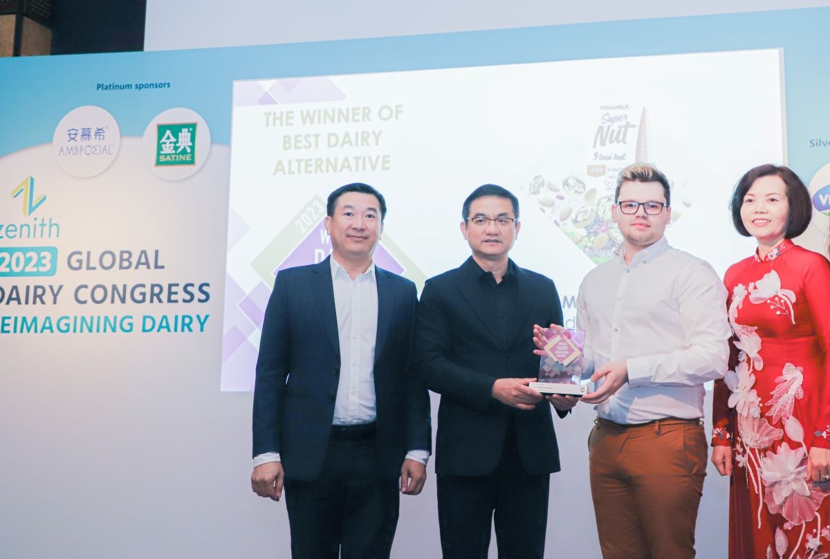  Đại diện Ban tổ chức Giải thưởng The World Dairy Innovation Awards 2023 chúc mừng Vinamilk với giải thưởng dành cho sản phẩm Super Nut từ 9 loại hạt.
