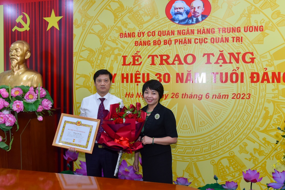 Trao Huy hiệu 30 năm tuổi Đảng cho Cục trưởng Cục Quản trị NHNN