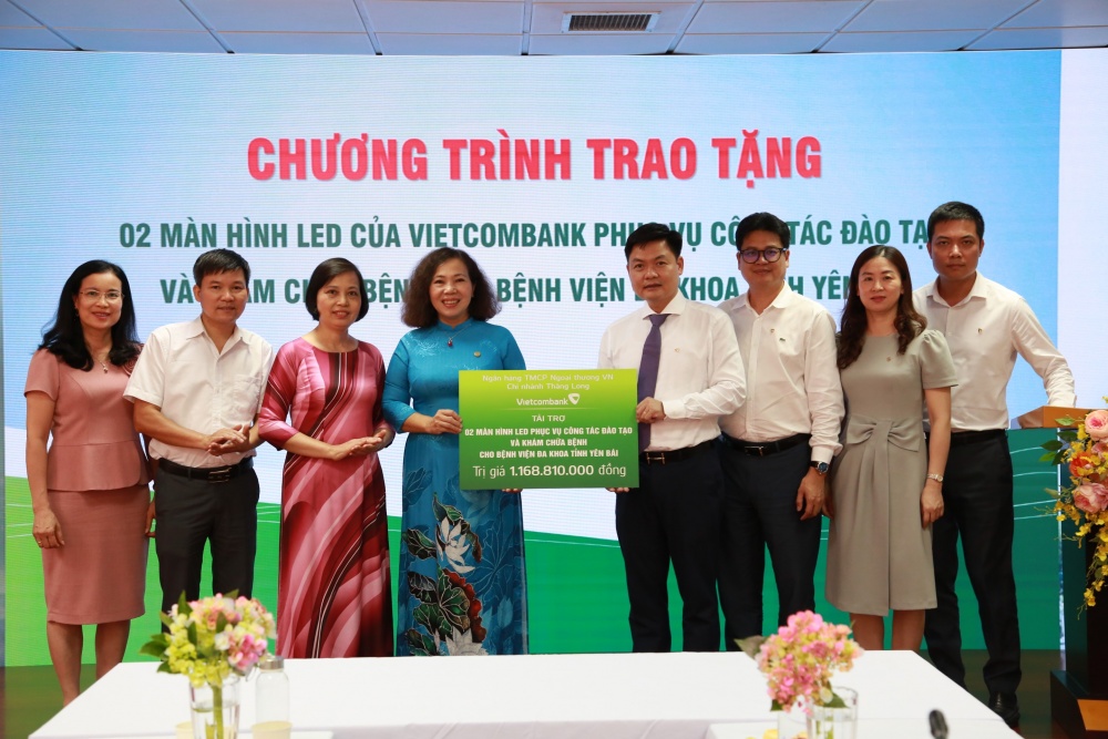 Vietcombank trao tặng 2 màn hình Led cho Bệnh viện Đa khoa tỉnh Yên Bái