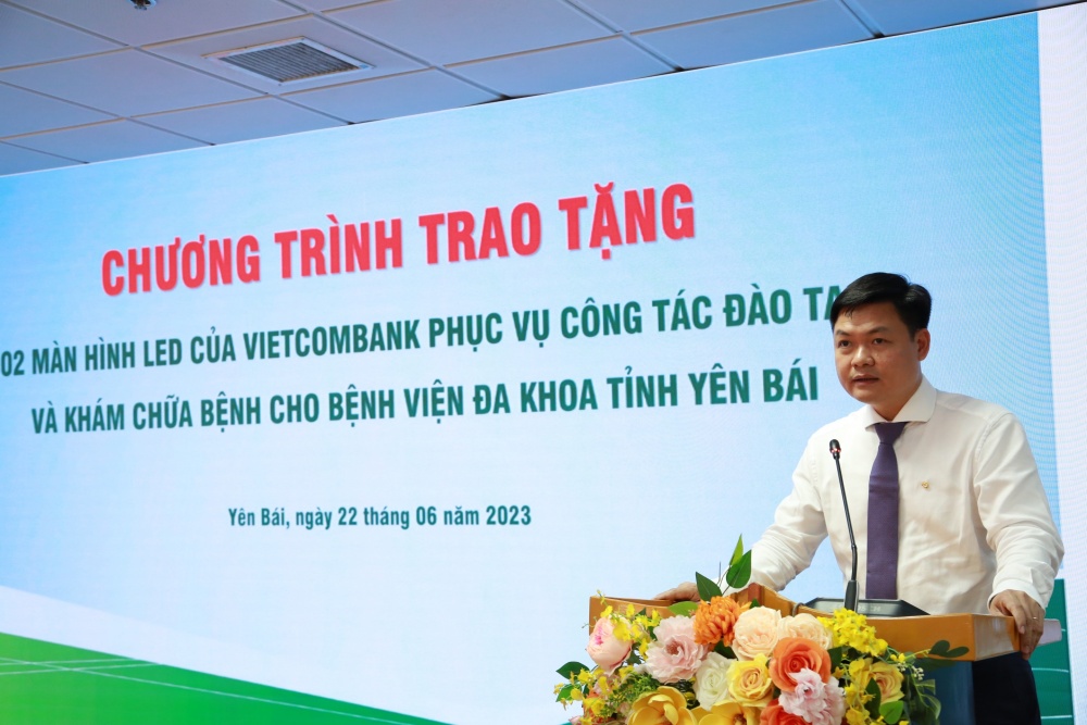 Vietcombank trao tặng 2 màn hình Led cho Bệnh viện Đa khoa tỉnh Yên Bái