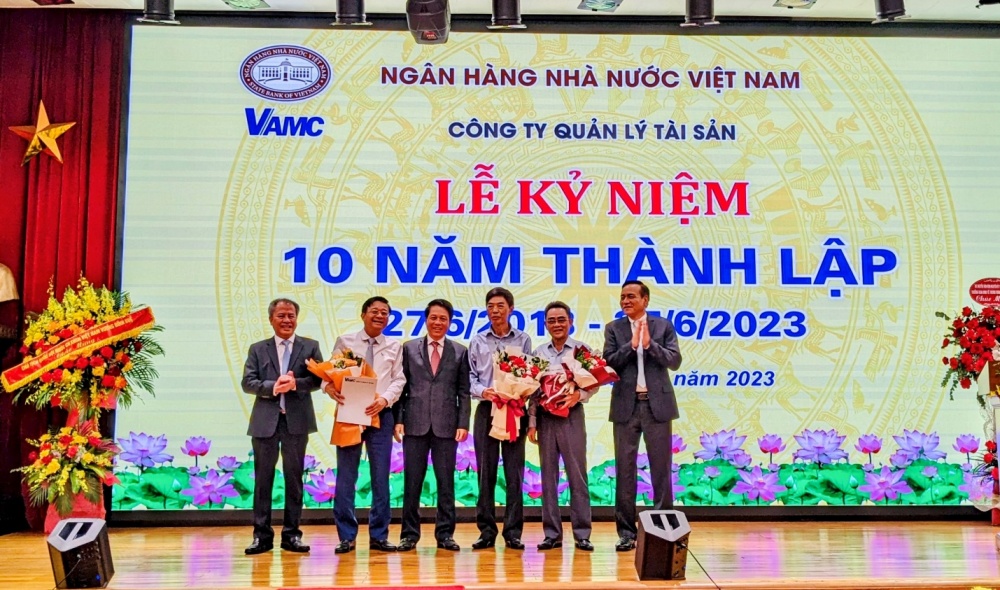 Phó Thống đốc NHNN Phạm Tiến Dũng tặng hoa cho một số đồng chí nguyên là lãnh đạo VAMC qua các thời kỳ