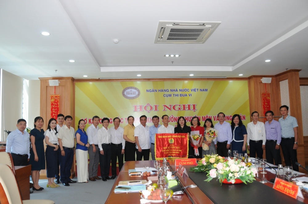 CĐCS NHNN CN tỉnh Bình Định nhận cờ thi đua của Công đoàn Ngân hàng Việt Nam trao tặng cho đơn vị xuất sắc năm 2022