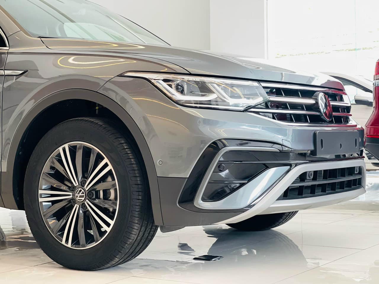 VW Tiguan Allspace giảm giá đến 400 triệu đồng