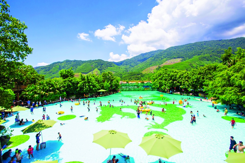 Chỉ trong 2 ngày cuối tuần diễn ra chung kết lễ hội pháo hoa, khu du lịch công viên suối khoáng nóng Núi Thần Tài đã thu hút hơn 17.000 khách