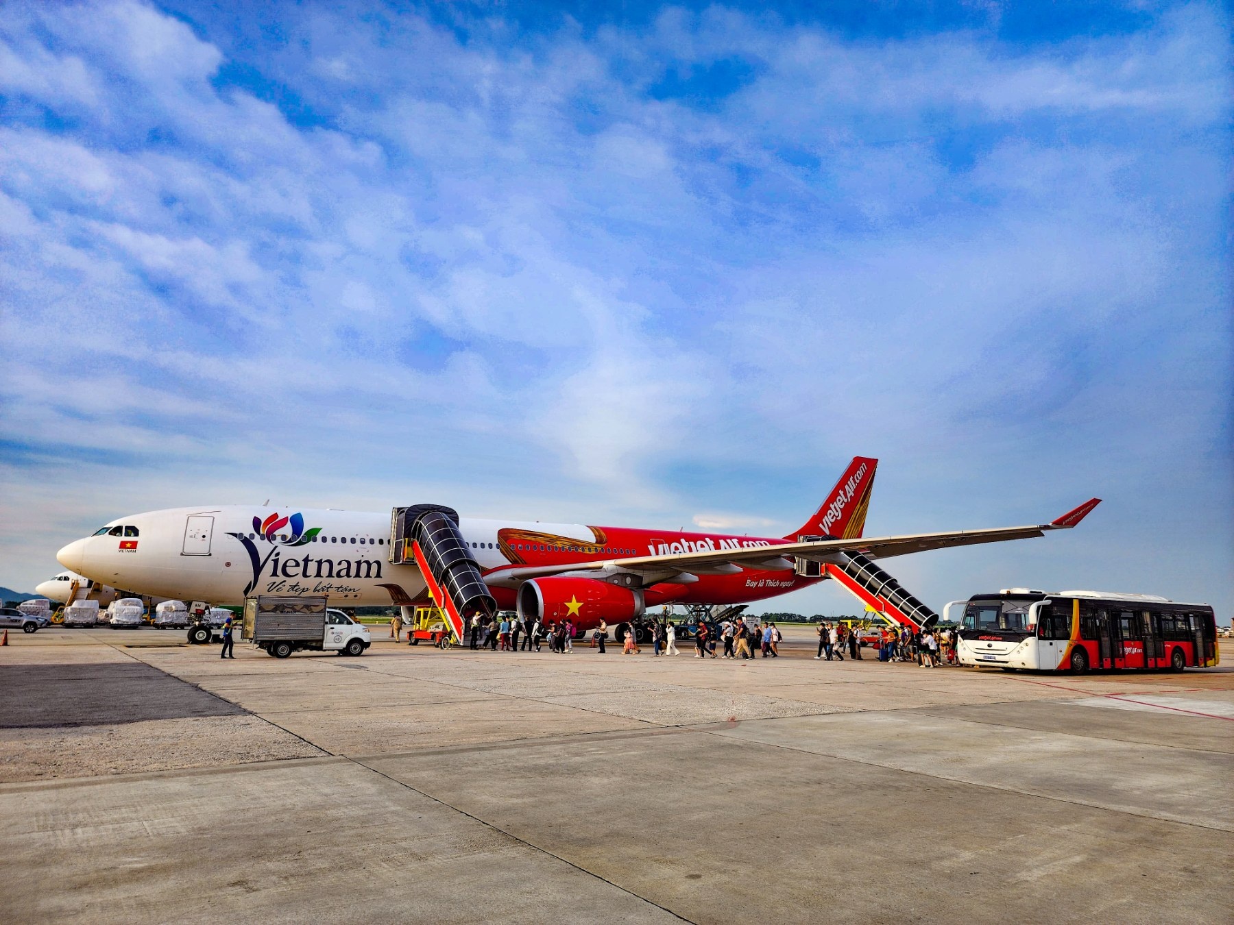 Tàu bay A330 với biểu tượng Du lịch Việt Nam sẽ phục vụ khách hàng Vietjet bay tới các điểm đến tại Thái Lan, Malaysia, Singapore, Indonesia, Trung Quốc, Hàn Quốc