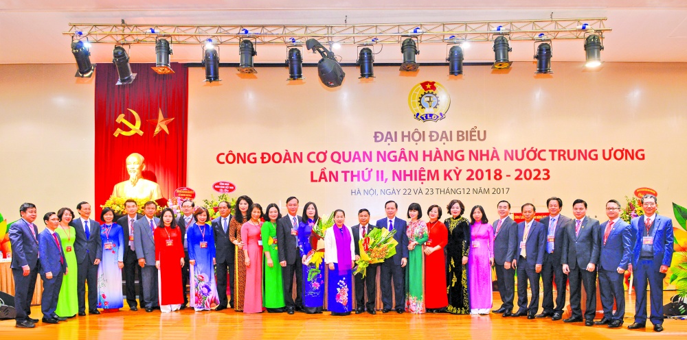 Ban lãnh đạo  NHNNVN chụp ảnh lưu niệm với Ban Chấp hành Công đoàn Cơ quan NHNN Trung ương Khóa II nhiệm kỳ 2018 -2023