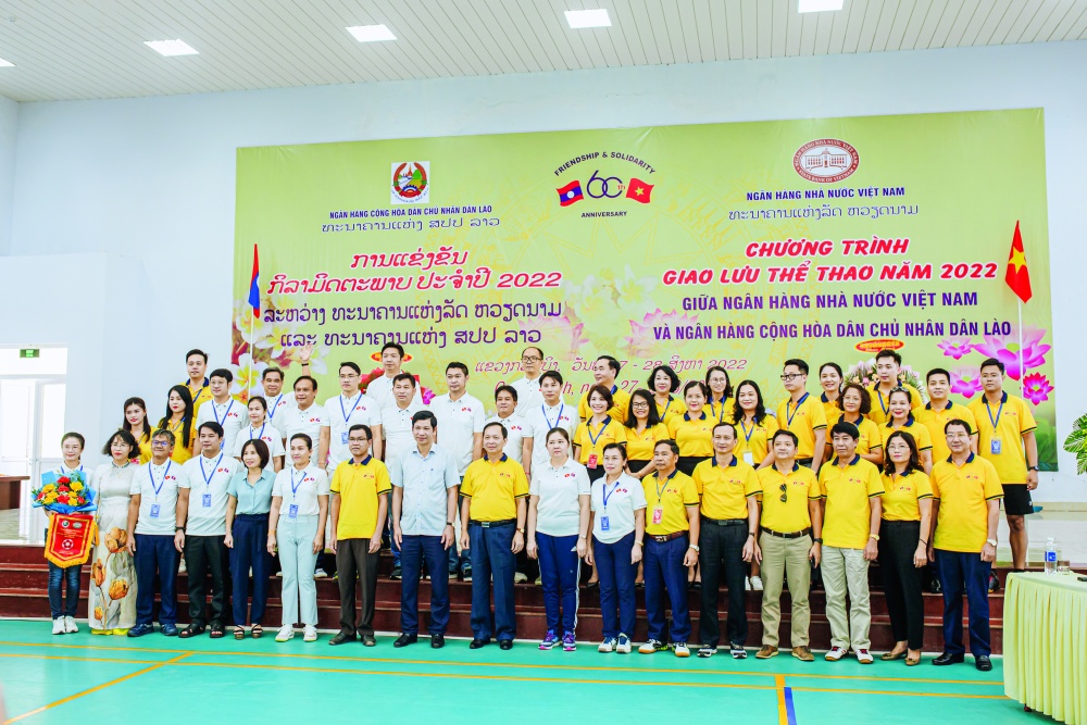 Đoàn đại biểu NHNN Việt Nam và Ngân hàng CHDCND Lào chụp ảnh lưu niệm tại chương trình giao lưu thể thao năm 2022