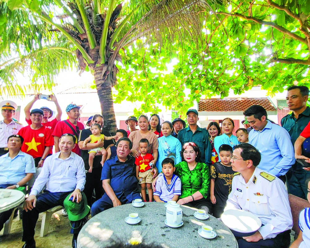 Đoàn đại biểu NHNN Việt Nam thăm và tặng quà cho bà con và các chiến sỹ đảo Trường Sa