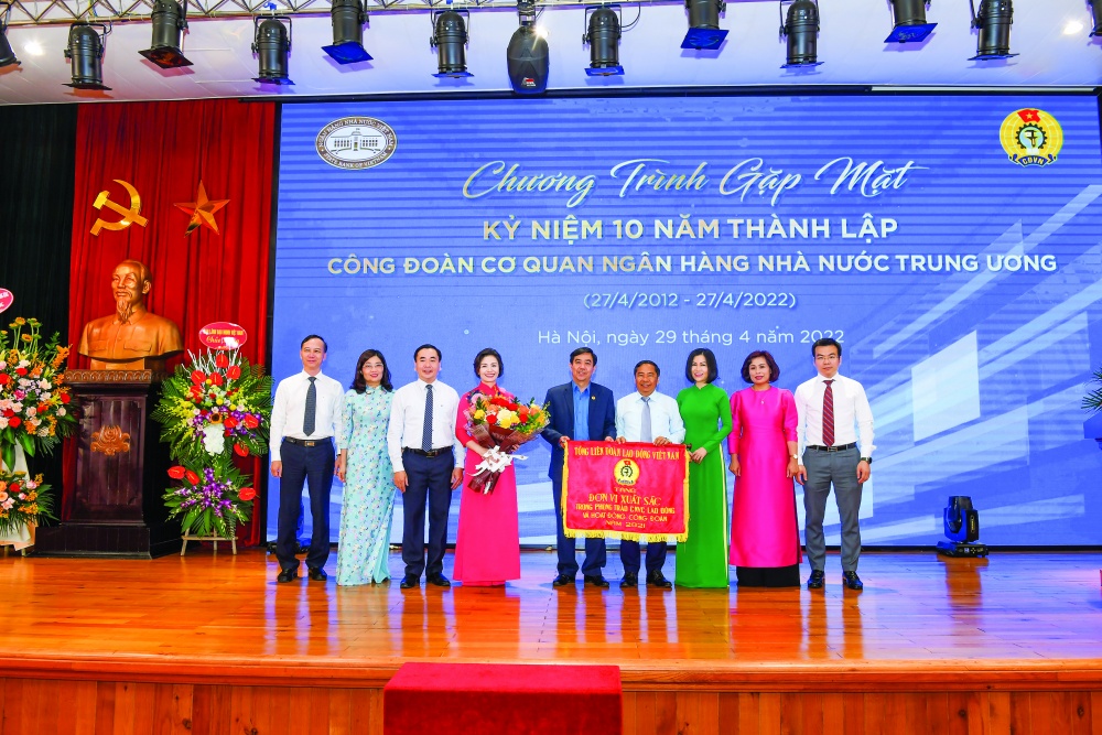 Đc Trần Hồng Tuấn - Phó Chủ tịch CĐNHVN  trao tặng Cờ thi đua toàn diện của TLĐLĐVN cho Công đoàn Cơ quan NHNN Trung ương nhân dịp kỷ niệm 10 năm thành lập Công đoàn cấp trên trực tiếp cơ sở