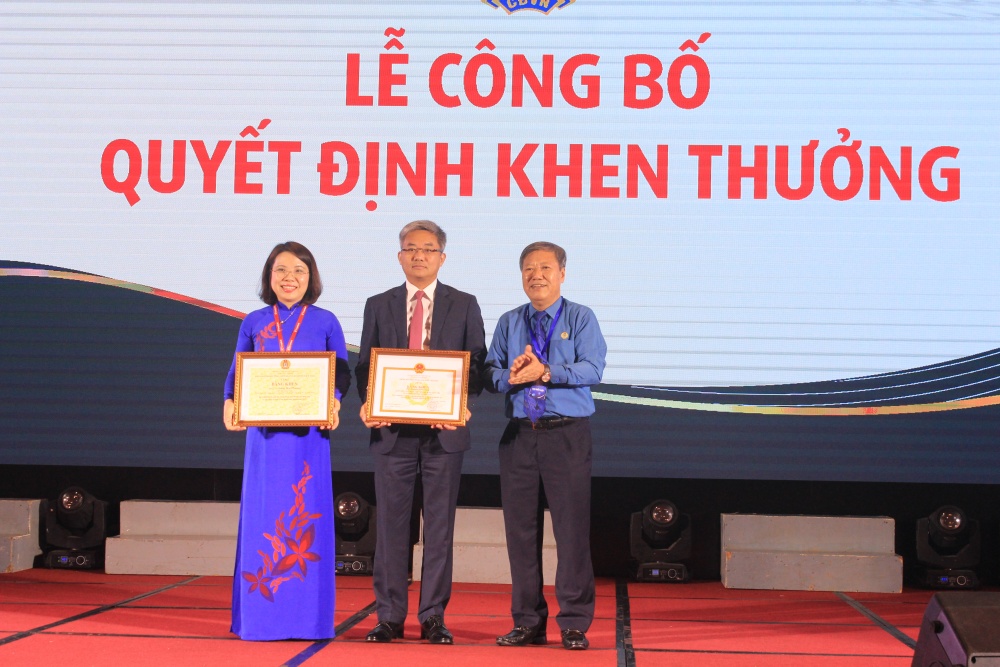 Lãnh đạo Co-opBank vinh dự nhận Bằng khen của Thống đốc NHNN Việt Nam vì đã có thành tích xuất sắc trong các phong trào thi đua, đóng góp tích cực vào hoạt động Công đoàn Ngân hàng Việt Nam