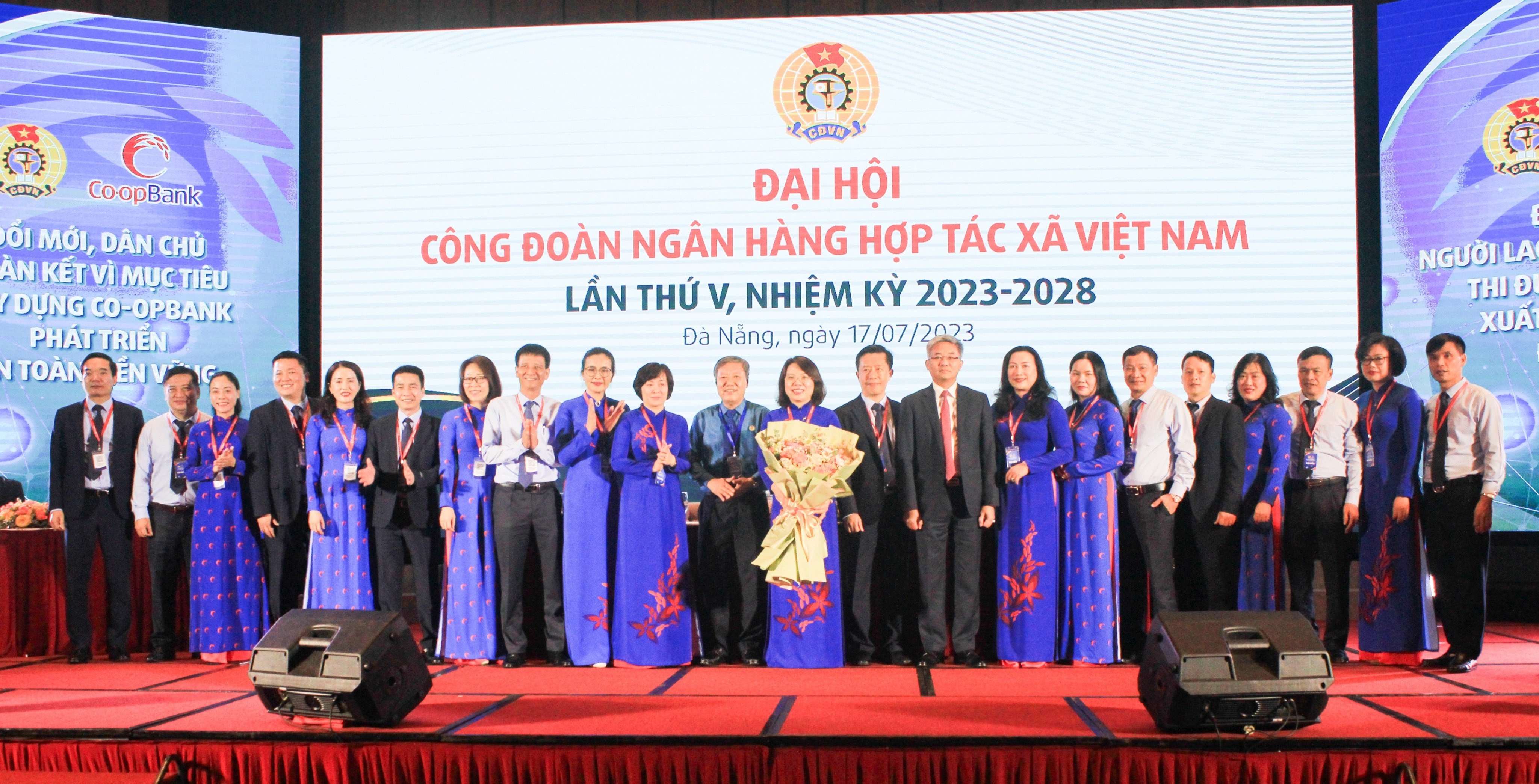 Ban chấp hành Công đoàn Co-opBank nhiệm kỳ 2023-2028 ra mắt và chụp ảnh lưu niệm cùng lãnh đạo Công đoàn Ngân hàng Việt Nam và Co-opBank tại Đại hội
