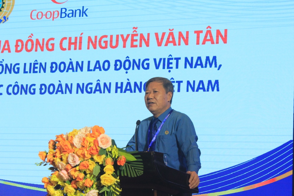 Đồng chí Nguyễn Văn Tân - Ủy viên Ban chấp hành Tổng liên đoàn Lao động Việt Nam, Phó Chủ tịch thường trực Công đoàn Ngân hàng Việt Nam phát biểu chỉ đạo tại Đại hội
