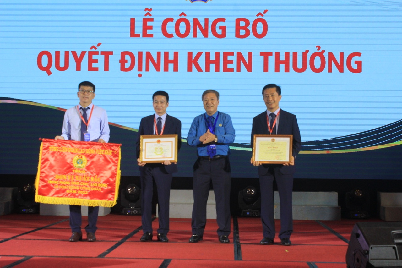 Đại diện các đơn vị trong hệ thống Co-opBank vinh dự nhận cờ thi đua và Bằng khen của Thống đốc NHNN Việt Nam vì đã có thành tích xuất sắc trong các phong trào thi đua, đóng góp tích cực vào hoạt động Công đoàn Ngân hàng Việt Nam 