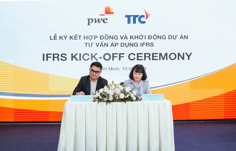 Bà Huỳnh Bích Ngọc, Phó Chủ tịch Thường trực, Tổng Giám đốc Tập đoàn TTC và ông Mai Viết Hùng Trân, Tổng Giám đốc, PwC Việt Nam đại diện 2 đơn vị ký kết thỏa thuận hợp tác