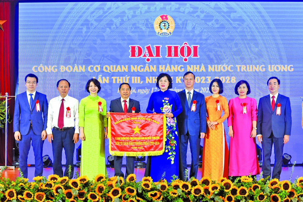Thống đốc NHNN Nguyễn Thị Hồng tặng Cờ thi đua của NHNN Việt Nam  cho Cơ quan thường trực Công đoàn Cơ quan NHNN Trung ương