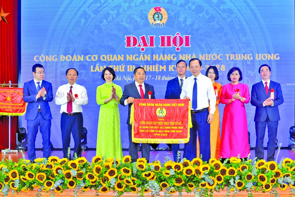 Phó Thống đốc Thường trực Đào Minh Tú tặng Cờ thi đua của Công đoàn Ngân hàng Việt Nam cho Công đoàn Cơ quan NHNN Trung ương