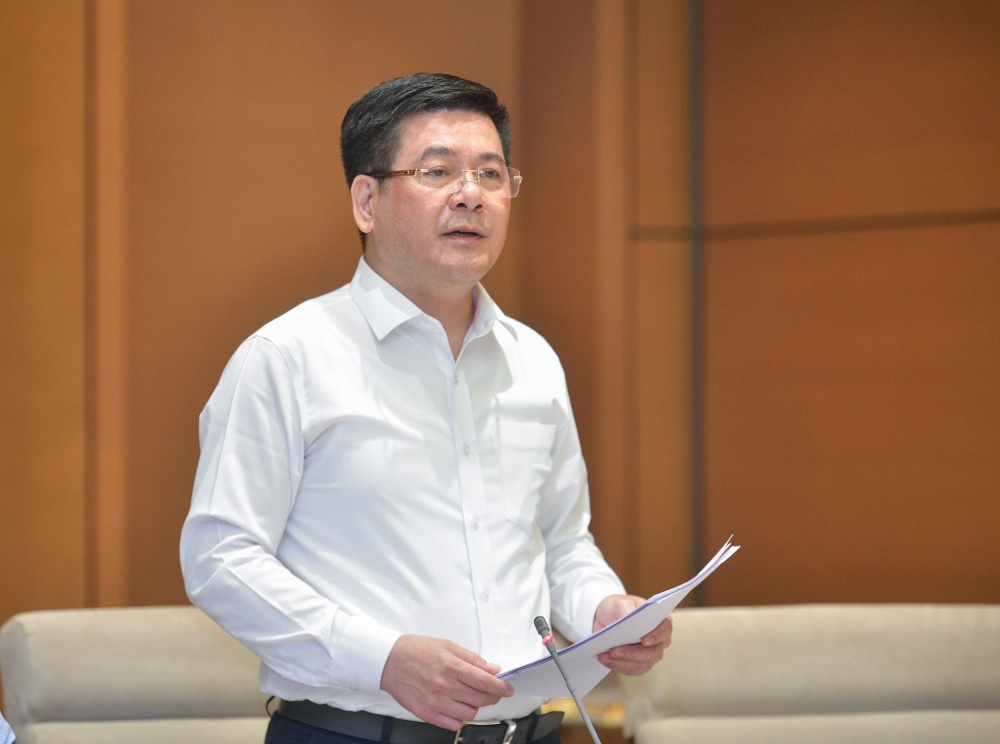 Bộ trưởng Bộ Công thương Nguyễn Hồng Diên báo cáo