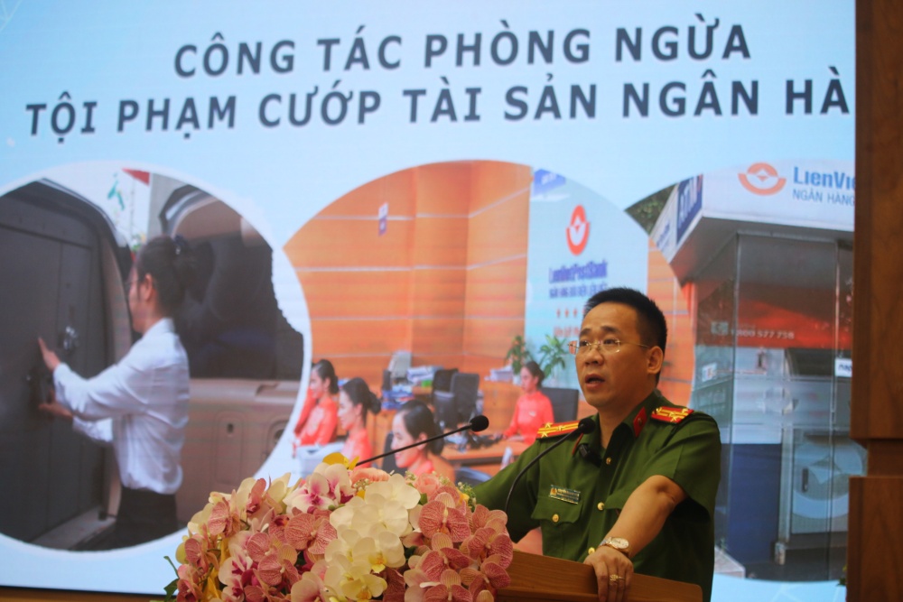 Ông Nguyễn Quang Hòa (Trưởng Công An huyện Cẩm Khê) chia sẻ về kỹ năng phòng chống tội phạm cướp tài sản Ngân hàng.